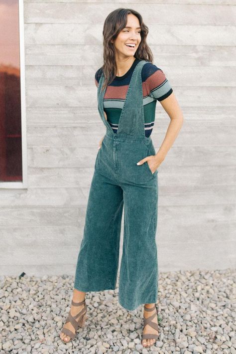 High Waisted Overall, Wide Leg Jumper Outfit, Corduroy Jumpsuit Outfit, Business Casual Overalls Outfit, Groovy Outfit Ideas, Retro Jumpsuit, Jumpsuit Overalls Outfit, Jumpsuit Style, Teacher Jumpsuit Outfit