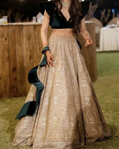 Dresses Lehenga, Velvet Blouse Design, Lehenga Choli For Wedding, Choli For Wedding, डिजाइनर कपड़े, Korean Man, Sangeet Outfit, Crop Top Lehenga, Shadi Dresses