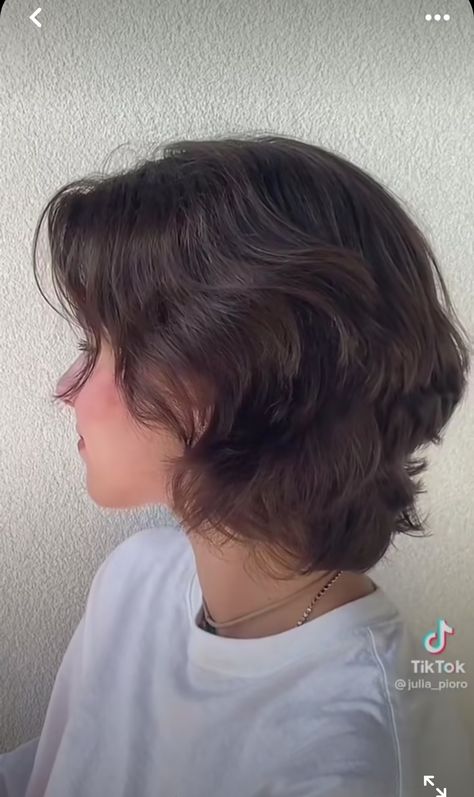 Chin Length Fluffy Hair, Heavily Layered Bob, Really Short Hair With Layers, Short Wavy Haircuts Pixie, Natural Short Wavy Hair, Short Thick Hair Round Face, Short Wavy Hairstyles For Women Round Face, Short Buterfluffy Haircut, Short Hair Styles For Straight Hair