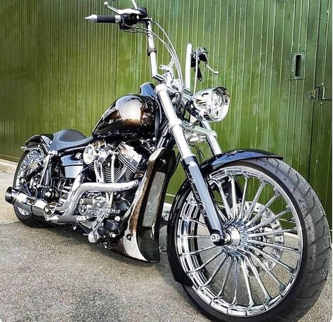 Pics from Wherever I Find Them.....Harley Davidson Motorcycles Hotrods Cars 🇨🇦 Harley Davidson Pictures, Custom Motorcycles Harley, Softail Custom, Harley Bobber, Bobber Bikes, Harley Davidson Chopper, Motorcycle Garage, Custom Choppers, Harley Davidson Street Glide