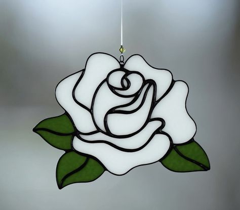 Stained Glass Roses, Leadlight Windows, Stained Glass Rose, Rosé Christmas, Glass Rose, Stained Glass Suncatchers, Mosaic Ideas, Fair Projects, Bright Art