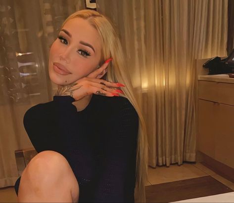 Makeup Ideas For School, Soft Dramatic Kibbe, Miley Cyrus Style, Summer Blonde Hair, Summer Blonde, Hair And Makeup Ideas, Soft Dramatic, Iggy Azalea, 3 Women