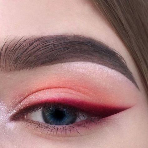 Make Up Designs, Maquillage On Fleek, Peekaboo Highlights, Makeup Nails Designs, Red Eyeshadow, Smink Inspiration, Makijaż Smokey Eye, Edgy Makeup, Makeup Tricks