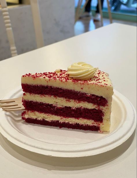 Red Velvet Pastry, Cake Red Velvet, Tasty Cakes, Pastry Design, Bakery Products, Well Decor, Pastry Cake, Food Blogger, Red Velvet