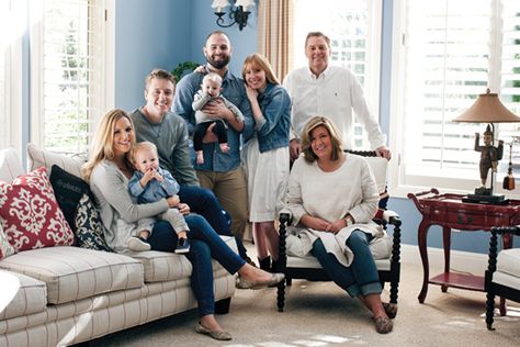 Indoor Extended Family Photoshoot Ideas At Home, Extended Family Photos Indoor, Big Family Photo Shoot Ideas Indoor, Extended Family Pictures Indoor, Indoor Extended Family Photos, Indoor Family Pictures, Family Photoshoot Indoor, Group Family Pictures, Big Family Photo Shoot Ideas