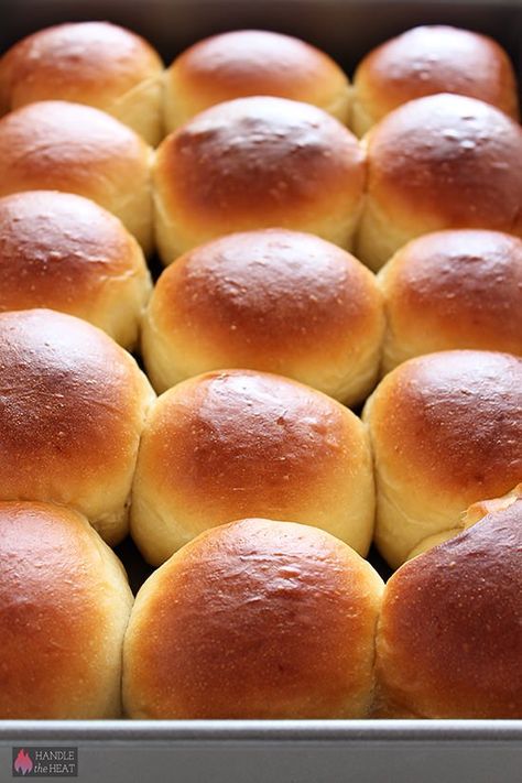 Homemade Hawaiian Bread Rolls - perfect copycat recipe!! Homemade Hawaiian Bread, Hawaiian Bread Rolls, Homemade Bread Bowls, Hawaiian Bread, Rolls Homemade, Recipe Bread, Bread Rolls Recipe, Pane Dolce, Handle The Heat