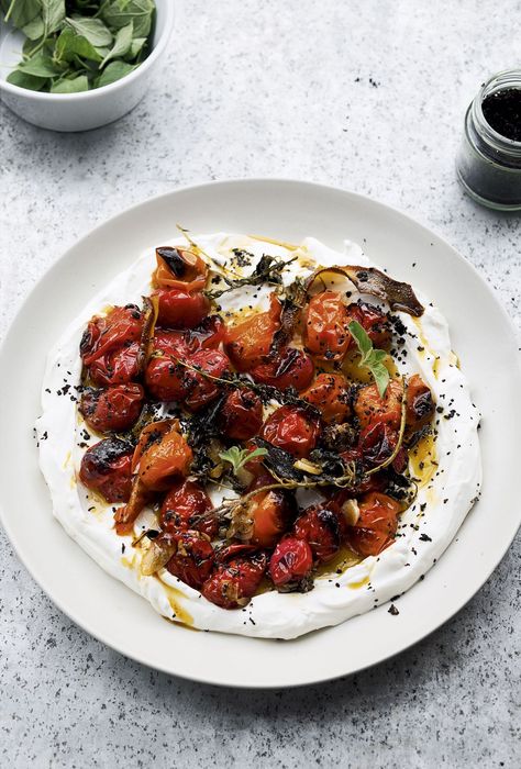 Yotam Ottolenghi Recipes, Summer Dinner Ideas, Ottolenghi Recipes, Yotam Ottolenghi, God Mat, Juicy Tomatoes, Yogurt Recipes, Tomato Recipes, Summer Dinner