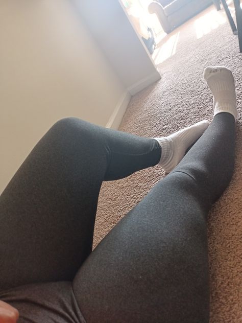 Socks Over Leggings, Black Leggins, Outfit Gym, Fitness Wear Outfits, Snap Friends, Leggings And Socks, Pretty Legs, Cute Leggings, Beautiful Muslim Women