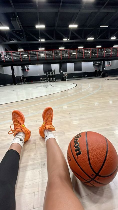 Basketball Asthetic Picture, Basketball Training Aesthetic, Cute Basketball Pictures, Female Basketball Aesthetic, Basketball Vision Board, College Basketball Aesthetic, Girl Basketball Aesthetic, Playing Basketball Aesthetic, Girls Basketball Aesthetic