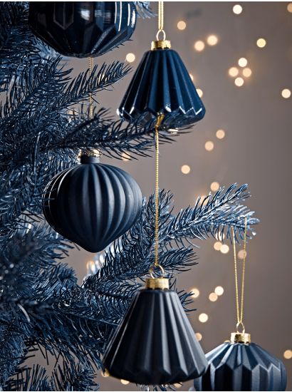 Blue Christmas Tree Decorations, Blue Ornaments, Blue Christmas Ornaments, Navy Christmas, Blue Christmas Decor, Alternative Christmas, Blue Christmas Tree, Christmas Tree Inspiration, Christmas Trends