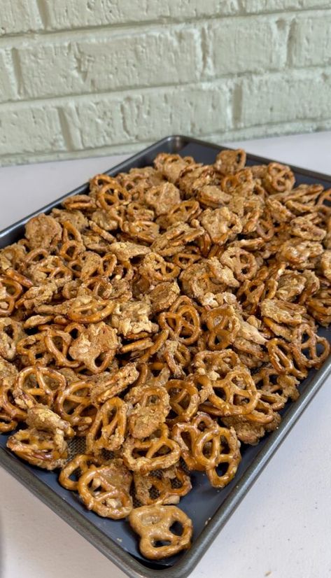 Brown Sugar Pretzels, Pretzel Toffee Recipe, Butter Toffee Pretzels, Toffee Pretzels, Seasoned Pretzels, Pretzel Toffee, Butter Pretzels, Pretzel Treats, Homemade Fudge Recipes