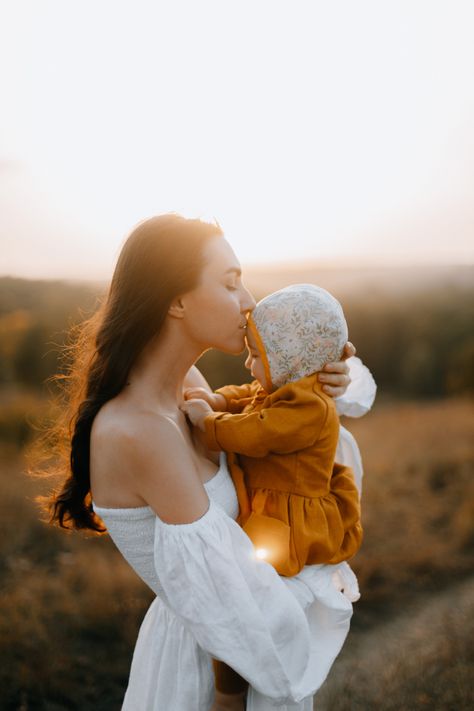 Mother kissing her child. Family photo shoot. Sunset. Golden hour Mother Daughter Sunset Photos, Mommy And Me One Year Photo Shoot, Mama And Me Pictures, Mom And Sun Photography, Golden Hour Family Photography, Mommy And Newborn Photo Shoot Outside, Family Photoshoot Golden Hour, Mum And Baby Photoshoot, Golden Hour Mother Daughter Photos