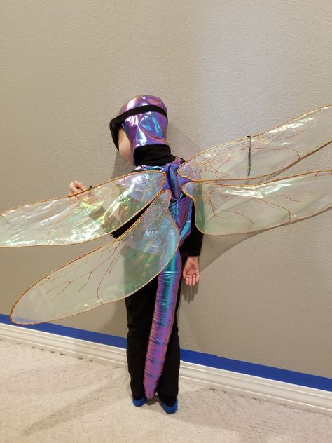 My four-year-old insisted on being a dragonfly this year for Halloween. When I couldn’t find any costume “fairy wings” that could pass for dragonfly wings, I decided to make them myself. I was please… Diy Bug Wings, Dragonfly Costume Diy, Dragon Fly Costume, Dragonfly Outfit, Dragonfly Costume, Wings Costume Diy, Costume Fairy Wings, Fly Costume, Giant Dragonfly