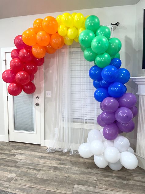 Half Rainbow Balloon Arch, Ballon Arch Back Drop, Rainbow Balloon Arch, Balloon Arch Diy, Rainbow Themed Birthday Party, Birthday Decorations At Home, Cocomelon Birthday, Rainbow Birthday Party, Rainbow Balloons