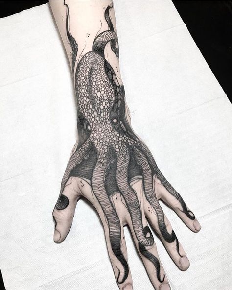 Squid Hand Tattoo, Octopus Tattoos Hand, Kraken Hand Tattoo, Octopus Hand Tattoo, Traditional Nautical Tattoo, Tattoo Octopus, Kraken Tattoo, Squid Tattoo, Family Tattoos For Men