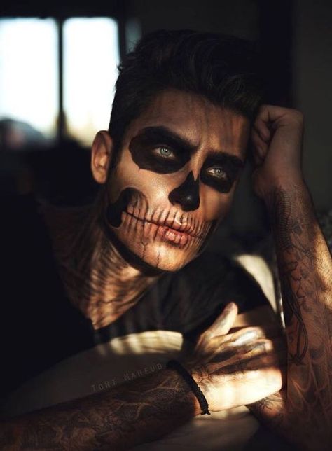 chic skull makeup done inly with black touches looks pretty and dreamy Bold Halloween Makeup, Makeup Zombie, Fantasy Make-up, Skull Face Paint, Halloweenský Makeup, Halloween Make-up Looks, Makeup Scary, Skeleton Makeup, Cool Halloween Makeup