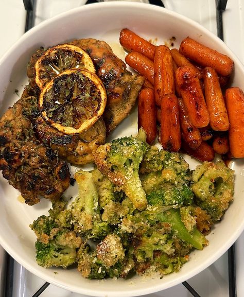 honey lemon garlic&herb chicken, caramelised carrots and roasted parmesan crusted broccoli Wellness Food Healthy Eating, Turkey Healthy Meals, Dinner Rotation Ideas, Low Calorie Whole Food Recipes, 75 Hard Food Ideas, Quick Easy Healthy Meals For Dinner, 75 Hard Meal Ideas, Healthy Pretty Food, Gut Friendly Dinner