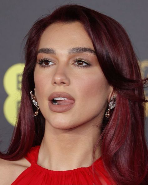 Zendaya Red Hair, Cherry Cola Hair, Cherry Red Hair, Beautiful Dua, Wine Hair, Celebrity Makeup Looks, Hair Icon, Long Red Hair, Without Borders