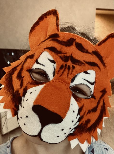 Diy Tiger Costume Kids, Tiger Mask For Kids, Diy Tiger Costume, Tiger Costume Diy, Cardboard Art Projects, Tiger Face Mask, Cardboard Costume, Tiger Costume, Tiger Mask