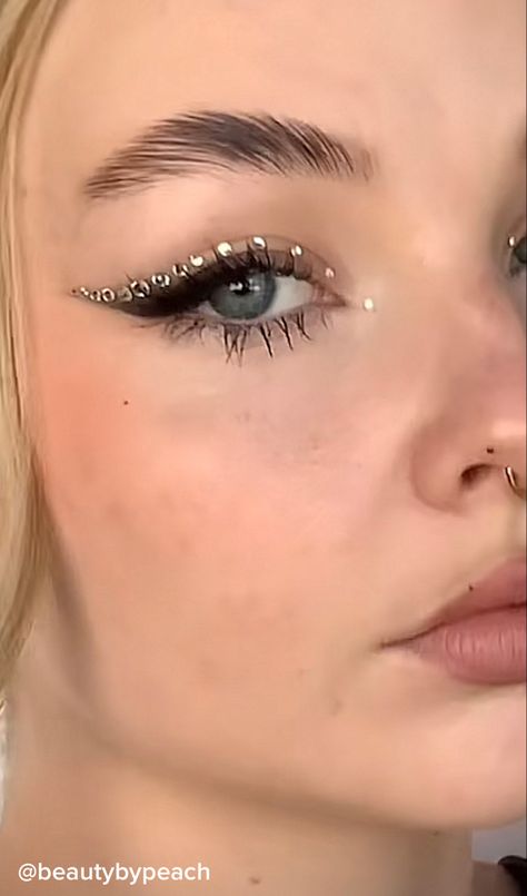 Gem eye look. Euphoria beauty. Simple Eye Jewel Makeup, Jewel Eye Look, Makeup Looks Jewels, Rhinestone Eyeliner Makeup, Make Up With Jewels, Glitter Makeup With Gems, Cat Eye Makeup With Glitter, Eyeliner Looks With Gems, Eyelook With Rhinestones