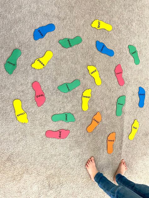 Fun Phonics! EE Feet – with FREE Printable Activity! – inlovewithlearning.com Ee Sound Activity, Ee Words, Multisensory Activities, Multi Sensory, Free Printable Activities, Sensory Activity, Homeschool Help, Preschool Fun, Homeschool Mom