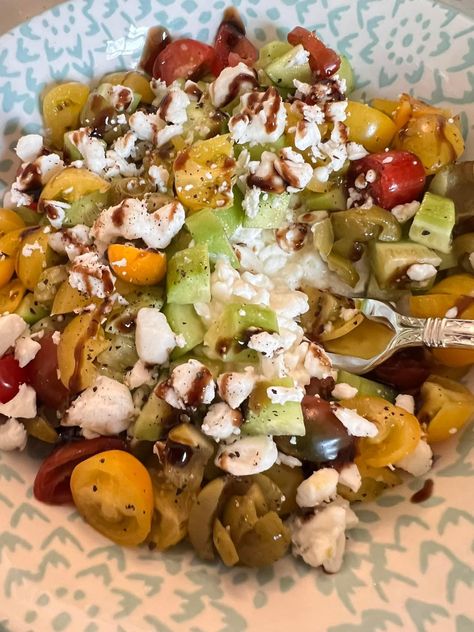 Greek salad feta cottage cheese bowl Greek Salad Feta, Greek Salad Bowl, Salad Cottage Cheese, Green Olive Salad, Olive Salad Recipe, Cottage Cheese Bowl, Classic Greek Salad, Salad Feta, Cottage Cheese Recipes Healthy