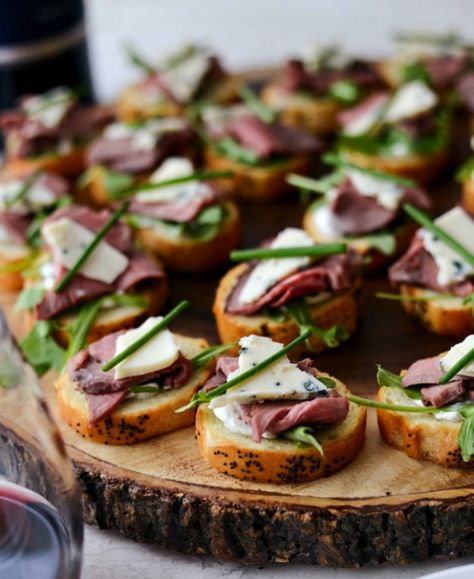 Beef Crostini Appetizers, Catering Bites, Roast Beef Appetizers, Roast Beef Crostini, Golf Snacks, Bruschetta Ideas, Blue Cheese Crostini, Beef Crostini, Canapé Ideas