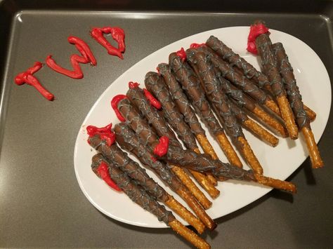 The Walking Dead, TWD, Lucille, party food ideas.    We dipped pretzel rods in chocolate (we dipped them multiple times, gradually getting smaller so they looked like a bat) We used glitter food gel in white and added a little black food color for the barbed wire sndused a toothpick to make the barbs. And red frosting for the blood. Easy and fun to make! Zombie Apocalypse Party Food, Twd Birthday Party Ideas, Twd Birthday, Twd Birthday Cake, Twd Themed Party, Twd Birthday Party, The Walking Dead Birthday Party, Walking Dead Birthday Party, Walking Dead Birthday