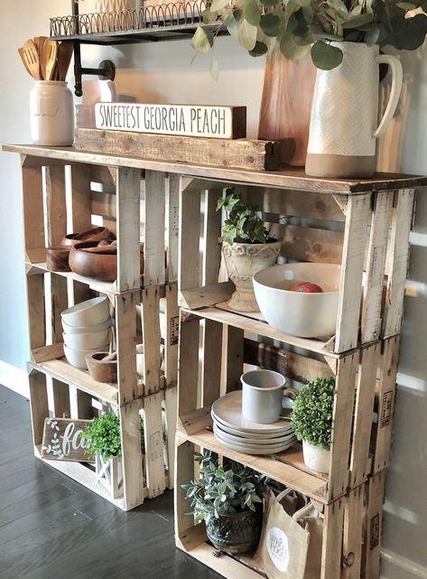 Farmhouse Retail Display, Display Shelving Ideas Retail, Craft Fair Shelving, Crate Vendor Display, Diy Shop Decoration Ideas, Shelves Out Of Crates, Antique Shop Display Ideas Craft Booths, Decorating Vendor Booth, Vendor Booth Shelf Ideas