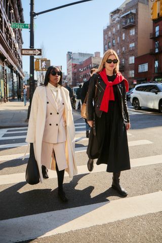 New York Fashion Week Street Style Was All About These 5 Trends Street Style Fall Winter, Red Images, New York Fashion Week Street Style, Street Style Trends, Belted Jacket, The Best Street Style, Best Street Style, Cool Street Fashion, Fashion 2024