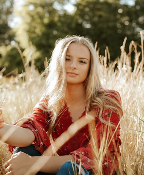 Aubrey Zeutschel: Sunny Fields & Summer Flowers — Cassie Trottier Senior Senior Pic Inspo, Senior Portraits Girl, Senior Photography Poses, Children Photography Poses, Senior Photo Outfits, Senior Photo Poses, Photography Poses Family, Senior Picture Outfits, Senior Photo Ideas