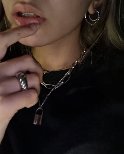 Eboy / Egirl chain jewelry lips Accessories Grunge, Egirl Jewelry, Aesthetic Egirl, Grunge Accessories, Silver Accessories, Chain Jewelry, Grunge Aesthetic, Chains Jewelry, Nose Ring