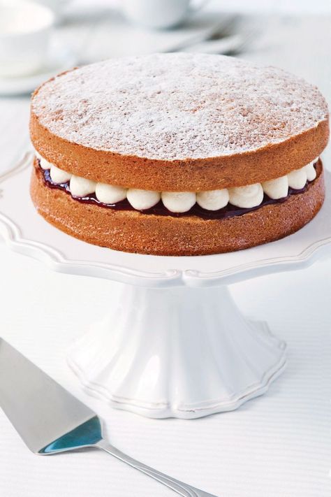 Sponge Dessert, Classic Sponge Cake Recipe, Teatime Cakes, Canadian Desserts, Victoria Sponge Recipe, Baking Guide, British Cake, Cake Sponge, Sponge Recipe