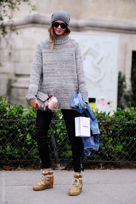 ski-style-via-grey-sweater-black-skinnies-isabel-marant-snow-boots-ski-style-via-whowhatwear Isabel Marant Nowles Boots, Snow Boots Outfit, Chunky Turtleneck Sweater, Outfit Formulas, Cozy Fashion, Boots Outfit, Black Skinnies, Casual Fall, Look Cool