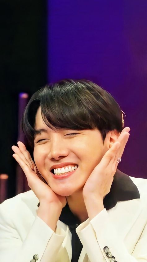 J Hope Smile Cute, J-hope Cute Smile, Wallpaper Jhope, Heart Smiley, Hoseok Wallpaper, J Hope Smile, Hope Wallpaper, Hobi Bts, Smile Wallpaper