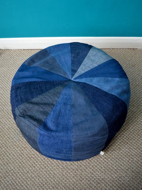 'So, Zo...': Free Pattern Friday: DIY Floor Pouf Diy Puffs Ottoman, Diy Pouffe, Diy Floor Pouf, Pouffe Pattern, Ottoman Diy, Fabric Pouf, Diy Pouf, Jeans Recycling, Denim Scraps