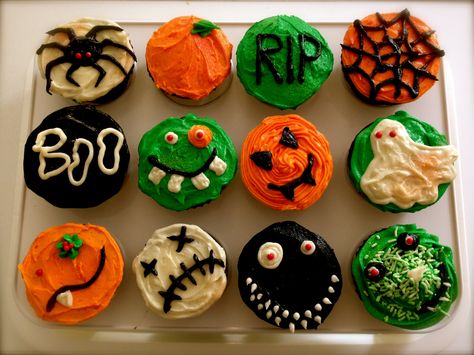 Such a fun thing to do with kids for Halloween - so easy to decorate these Buttercream cupcakes, no fancy icing and shaping necessary, perfect for little fingers. Simple Halloween Cupcake Designs, Halloween Cupcakes Simple, Halloween Cupcakes Easy Simple, Halloween Themed Cupcakes Easy, Easy Halloween Cupcakes Decoration, Simple Halloween Cupcakes, Halloween Cupcake Ideas Easy, Halloween Themed Cupcakes, Halloween Cupcake Design