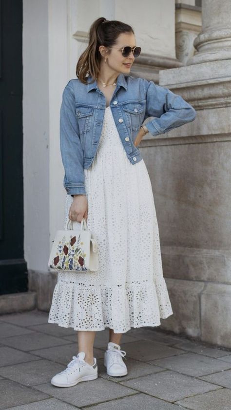 Long White Dress Outfit Casual, Long Cardigan With Dress, White Dress With Jacket, White Dress Denim Jacket, Dress And Cardigan Outfit, Dress And Sneakers Outfit, Vintage Attire, Chique Outfit, Everyday Fashion Outfits