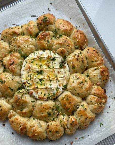 Garlic Butter Baked Brie Wreath — ConVino Board Brie Bread Bowl Baked, Garlic And Herb Baked Brie, Baked Brie Appetizer Recipes, Baked Brie Board, Brie Crescent Roll Baked, Baking Brie In The Oven, Garlic Brie Baked, Baked Brie Wreath, Brie Wreath Appetizer