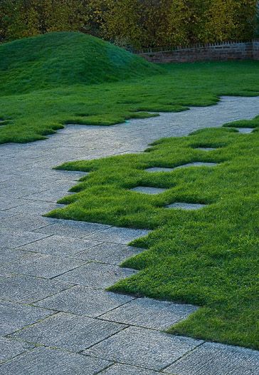 Jardín Japonés adaptado al transito cotidiano. Grass Pavers, Garden Paving, Garden Pathway, The Grass, Outdoor Design, Urban Landscape, Modern Garden, Garden Paths, Dream Garden