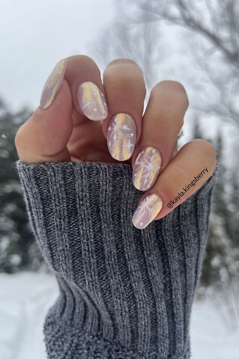 This picture shows glazed donut nails with a winter vibe thanks to the snowflake nail art. Dip Powder With Chrome, Snowflake Nail, Chic Nail Designs, Velvet Nails, Snowflake Nail Art, Space Nails, Winter Manicure, Glazed Donut, Holiday Nail Designs