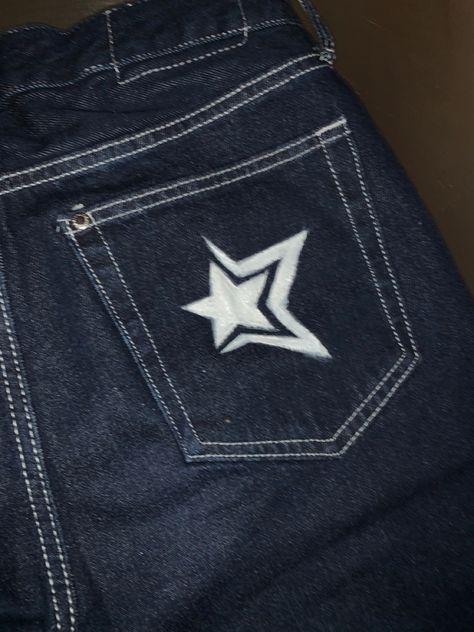 Stencils For Jeans, Diy Jean Painting Ideas, Pant Bleaching Ideas, Star Embroidered Jeans, Custom Jorts Ideas, Custom Shorts Paint, Painted Jorts Ideas, Y2k Jeans Design, Bleached Design Jeans