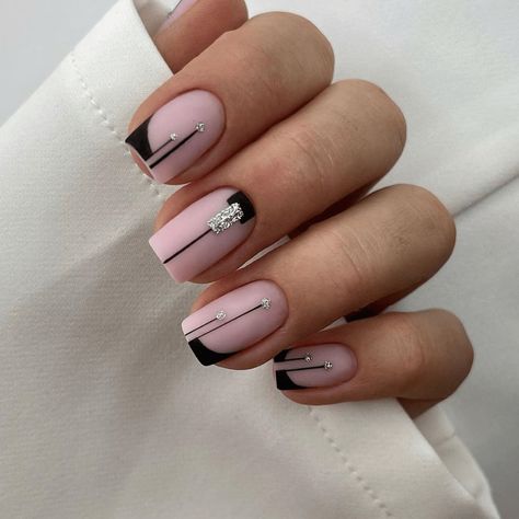 The Cutest Fall Nails to Fall in Love With This Season - The Catalog Black Nails With Glitter, Nail Color Ideas, Fun Nail Colors, Cute Nails For Fall, Thanksgiving Nails, Cat Eye Nails, Ideas Nails, Diamond Nails, Neutral Nails