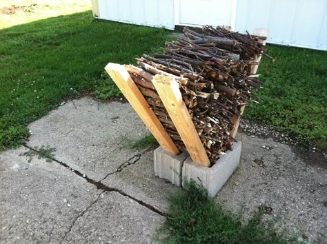 How To Use Cement Blocks In Practical Outdoor Projects Also useful and easy to make, this project is something you can complete in just a few minutes. It’s a homemade kindling dryer which pretty much helps you start a fire by giving you what you need in a practical fashion. To build this thing you need two cement blocks and four pieces of wood. Diy Fire Pit Ideas, Outdoor Firewood Rack, Firewood Rack, Firewood Storage, Yard Project, Have Inspiration, Diy Fire Pit, Cinder Block, Backyard Fire