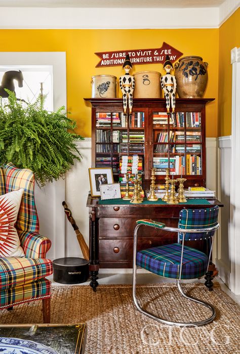 "Pop art country" aka bright, graphic takes on Americana. "Americana with the saturation turned way up." Eclectic Americana Decor, Classic Americana Style Home, Americana Rug, Vintage Americana Furniture, Americanah Book, Americana Living Rooms, Modern Americana, Ceiling Trim, Antique Side Table