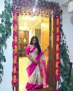 Graha Pravesh Decoration, Door Flower Decoration, Home Flower Decor, Door Way, Diwali Decorations At Home, Housewarming Decorations, Diy Diwali Decorations, Mandap Decor, Desi Wedding Decor