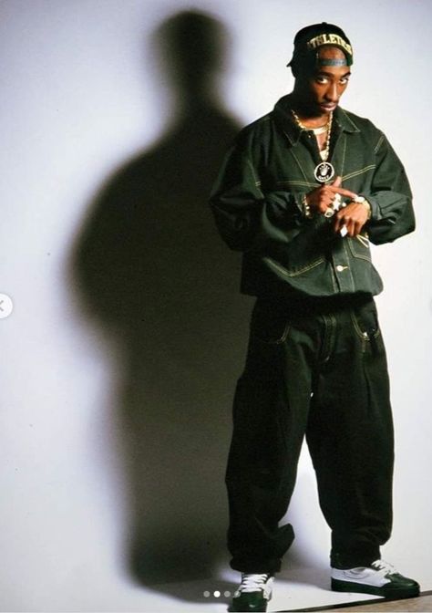 Tupac Outfits 90s, 90s Street Style Aesthetic, Karl Kani 90s, Tupac Style, 90s Hiphop Style, Tupac Fashion, 90s Rnb Fashion, Tupac Outfits, 90s Men Outfits