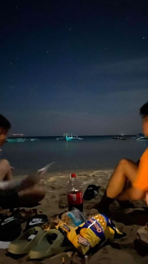 Beach Night With Friends, 1000 Peso Bill Philippines, Iphone Wallpaper Earth, Fake Friend, Black Hair Aesthetic, Fake Photos, Teenage Guys, Beach At Night, Beach Night