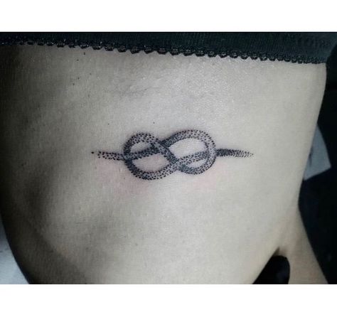 Constrictor Knot Tattoo, Rope Tattoo, Tattoo Cake, Tats Ideas, Happiness Tattoo, Types Of Wedding Rings, Tattoo Wedding Rings, Tattoo Background, Knot Tattoo