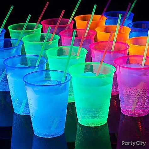 Neon Pool Parties, Neon Lights Party, 14th Birthday Party Ideas, Glow In Dark Party, Neon Birthday Party, Sweet Sixteen Birthday Party Ideas, Glow Birthday Party, Blacklight Party, Neon Birthday